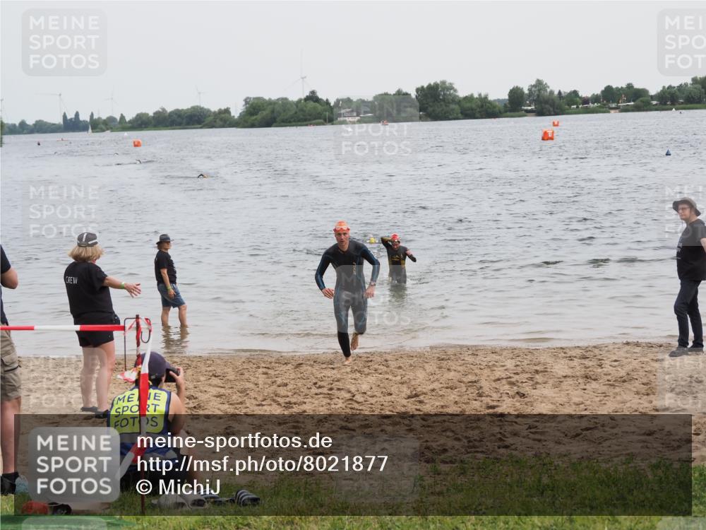 21.06.2025 - 27. Vierlanden-Triathlon MichiJ http://msf.ph/oto/8021877 15.06.2026 10:52:11 Schwimmen 652, 693 meine-sportfotos.de