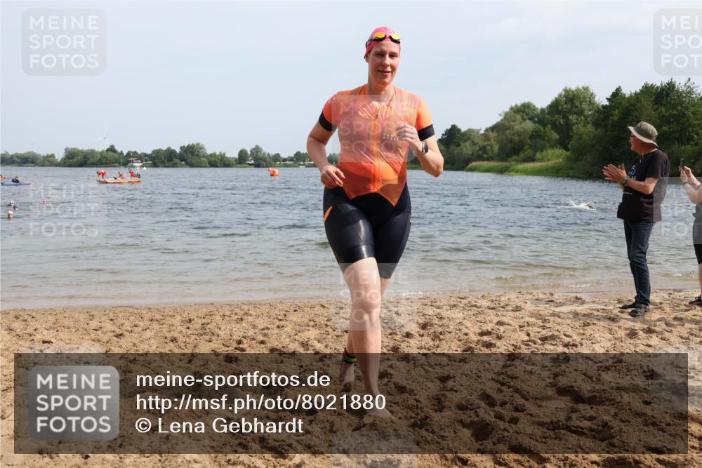 15.06.2025 - 27. Vierlanden-Triathlon Lena Gebhardt http://msf.ph/oto/8021880 15.06.2025 10:19:11 Schwimmen 474, 478, 498, 543, 558 meine-sportfotos.de