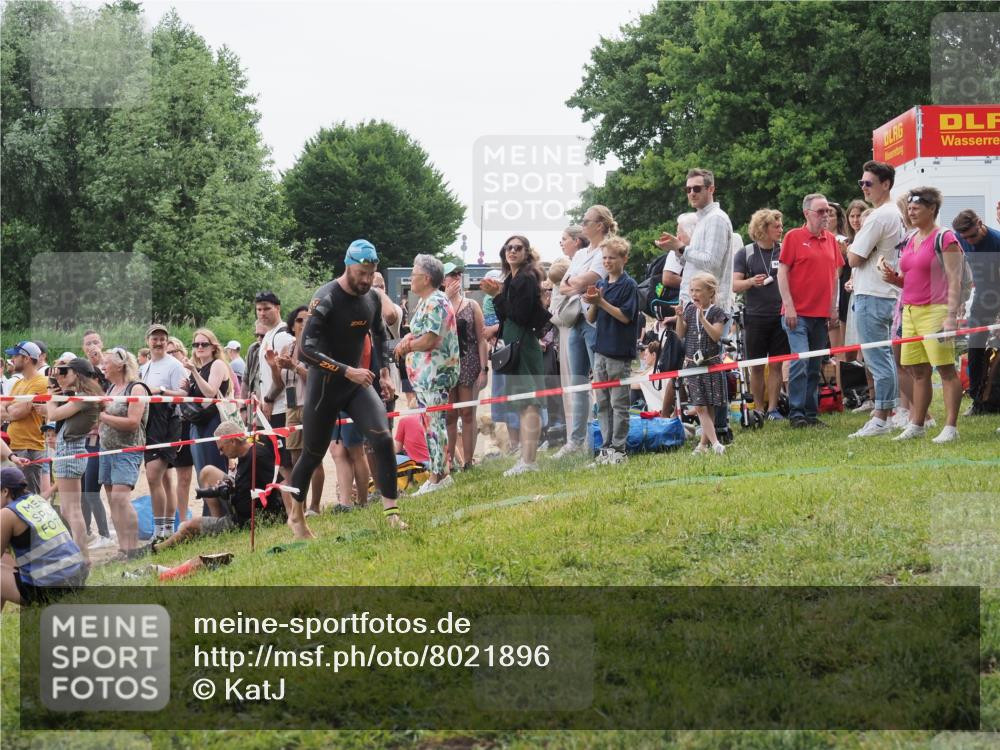 15.06.2025 - 27. Vierlanden-Triathlon KatJ http://msf.ph/oto/8021896 15.06.2025 10:54:01 Schwimmen 650, 726, 757 meine-sportfotos.de