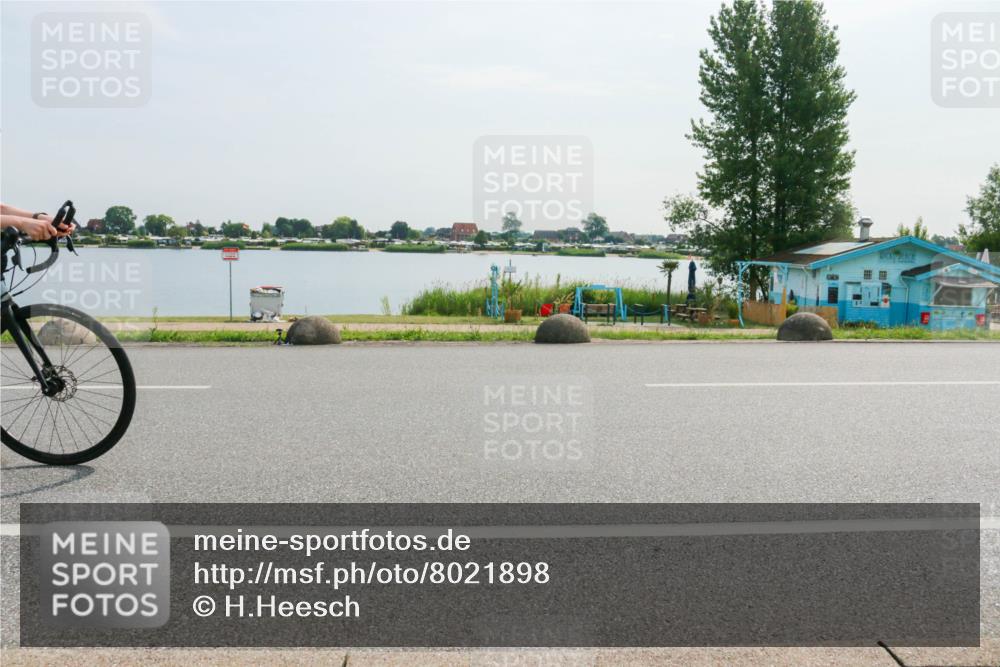 15.06.2025 - 27. Vierlanden-Triathlon H.Heesch http://msf.ph/oto/8021898 15.06.2025 09:55:57 Radfahren 198, 229 meine-sportfotos.de