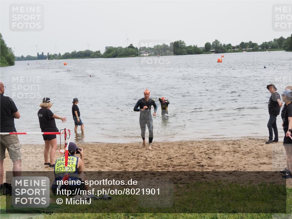 21.06.2025 - 27. Vierlanden-Triathlon MichiJ http://msf.ph/oto/8021901 15.06.2026 10:52:11 Schwimmen 652, 693 meine-sportfotos.de