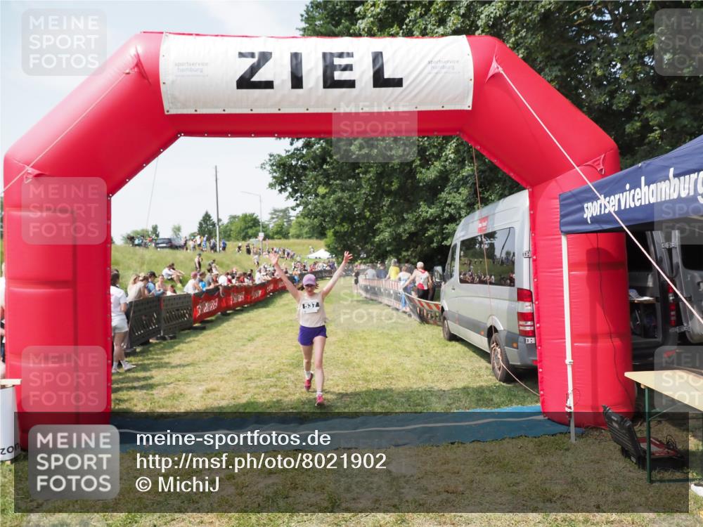 21.06.2025 - 27. Vierlanden-Triathlon MichiJ http://msf.ph/oto/8021902 15.06.2026 11:37:06 Ziel 537 meine-sportfotos.de