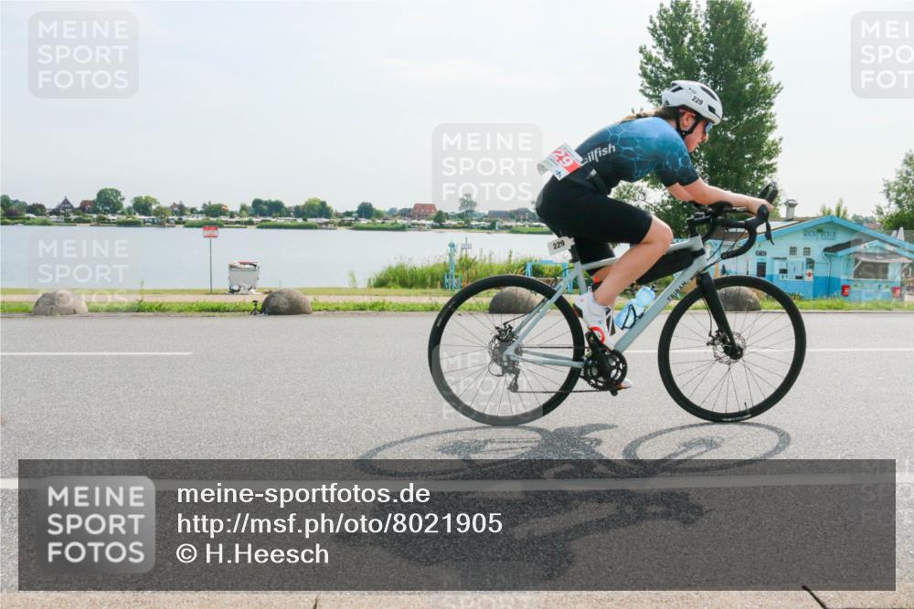 15.06.2025 - 27. Vierlanden-Triathlon H.Heesch http://msf.ph/oto/8021905 15.06.2025 09:55:57 Radfahren 198, 229 meine-sportfotos.de