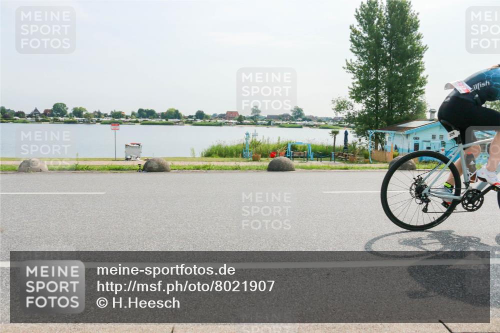 15.06.2025 - 27. Vierlanden-Triathlon H.Heesch http://msf.ph/oto/8021907 15.06.2025 09:55:57 Radfahren 198, 229 meine-sportfotos.de