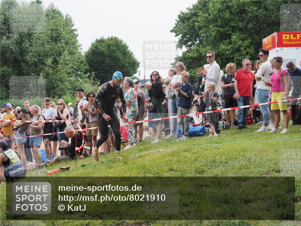 15.06.2025 - 27. Vierlanden-Triathlon KatJ http://msf.ph/oto/8021910 15.06.2025 10:54:01 Schwimmen 650, 726, 757 meine-sportfotos.de