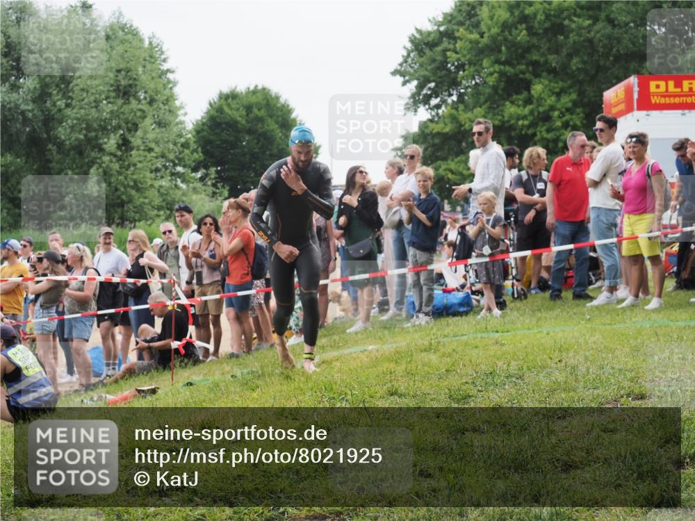 15.06.2025 - 27. Vierlanden-Triathlon KatJ http://msf.ph/oto/8021925 15.06.2025 10:54:02 Schwimmen 650, 757 meine-sportfotos.de