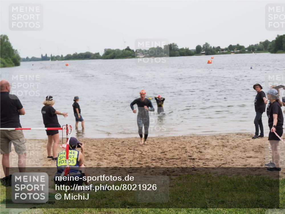 21.06.2025 - 27. Vierlanden-Triathlon MichiJ http://msf.ph/oto/8021926 15.06.2026 10:52:11 Schwimmen 652, 693 meine-sportfotos.de