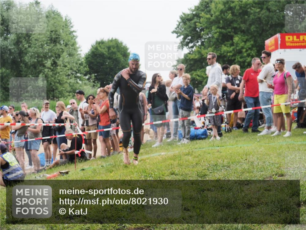 15.06.2025 - 27. Vierlanden-Triathlon KatJ http://msf.ph/oto/8021930 15.06.2025 10:54:02 Schwimmen 650, 757 meine-sportfotos.de