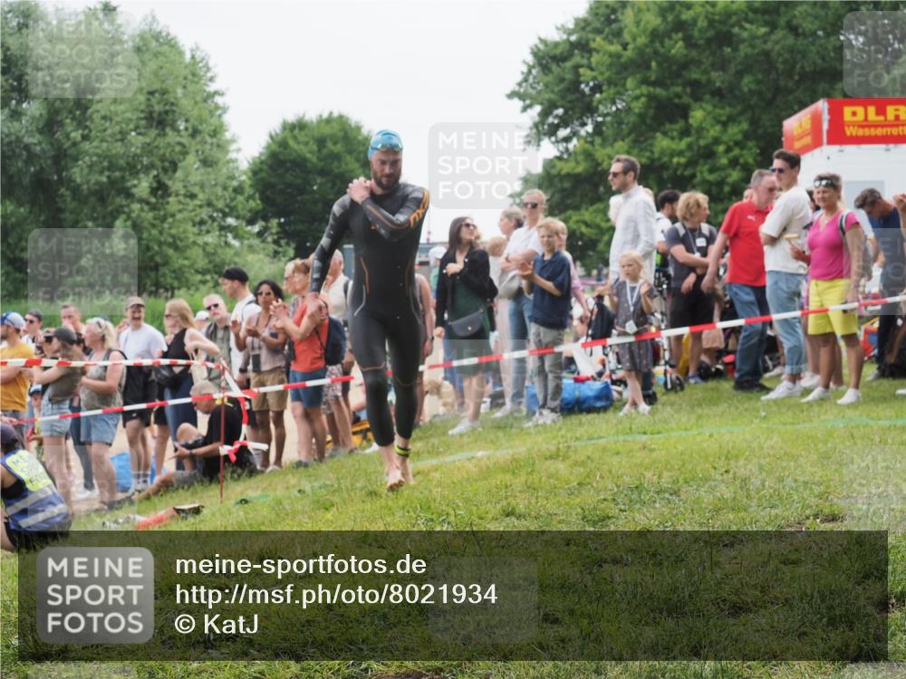 15.06.2025 - 27. Vierlanden-Triathlon KatJ http://msf.ph/oto/8021934 15.06.2025 10:54:02 Schwimmen 650, 757 meine-sportfotos.de