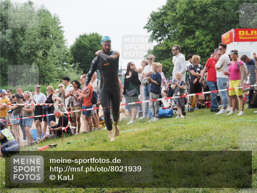 15.06.2025 - 27. Vierlanden-Triathlon KatJ http://msf.ph/oto/8021939 15.06.2025 10:54:02 Schwimmen 650, 757 meine-sportfotos.de