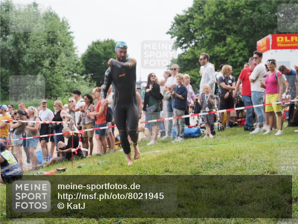 15.06.2025 - 27. Vierlanden-Triathlon KatJ http://msf.ph/oto/8021945 15.06.2025 10:54:02 Schwimmen 650, 757 meine-sportfotos.de