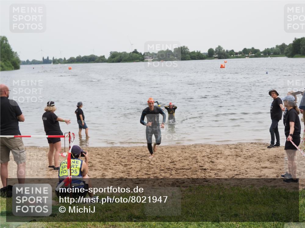 21.06.2025 - 27. Vierlanden-Triathlon MichiJ http://msf.ph/oto/8021947 15.06.2026 10:52:11 Schwimmen 652, 693 meine-sportfotos.de