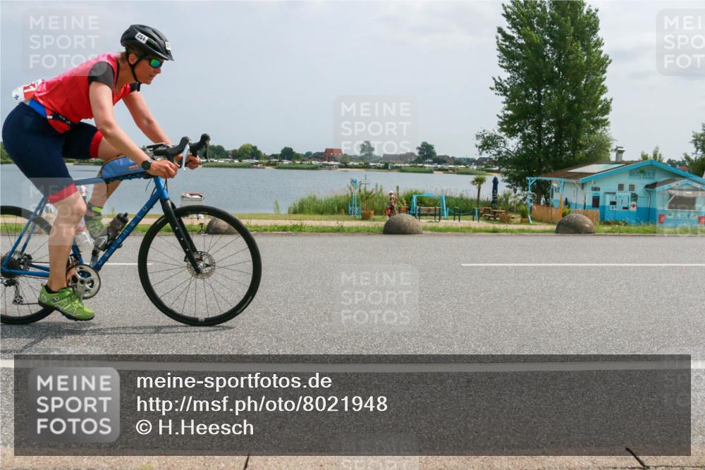 21.06.2025 - 27. Vierlanden-Triathlon H.Heesch http://msf.ph/oto/8021948 15.06.2025 12:05:43 Radfahren 251 meine-sportfotos.de