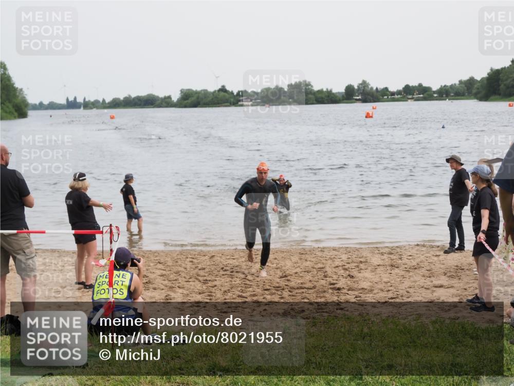 21.06.2025 - 27. Vierlanden-Triathlon MichiJ http://msf.ph/oto/8021955 15.06.2026 10:52:12 Schwimmen 652, 693 meine-sportfotos.de