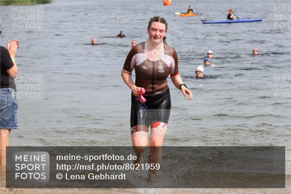 15.06.2025 - 27. Vierlanden-Triathlon Lena Gebhardt http://msf.ph/oto/8021959 15.06.2025 10:19:16 Schwimmen 474, 478, 543, 558 meine-sportfotos.de