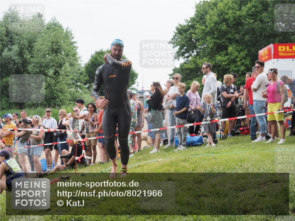 15.06.2025 - 27. Vierlanden-Triathlon KatJ http://msf.ph/oto/8021966 15.06.2025 10:54:03 Schwimmen 650, 757 meine-sportfotos.de