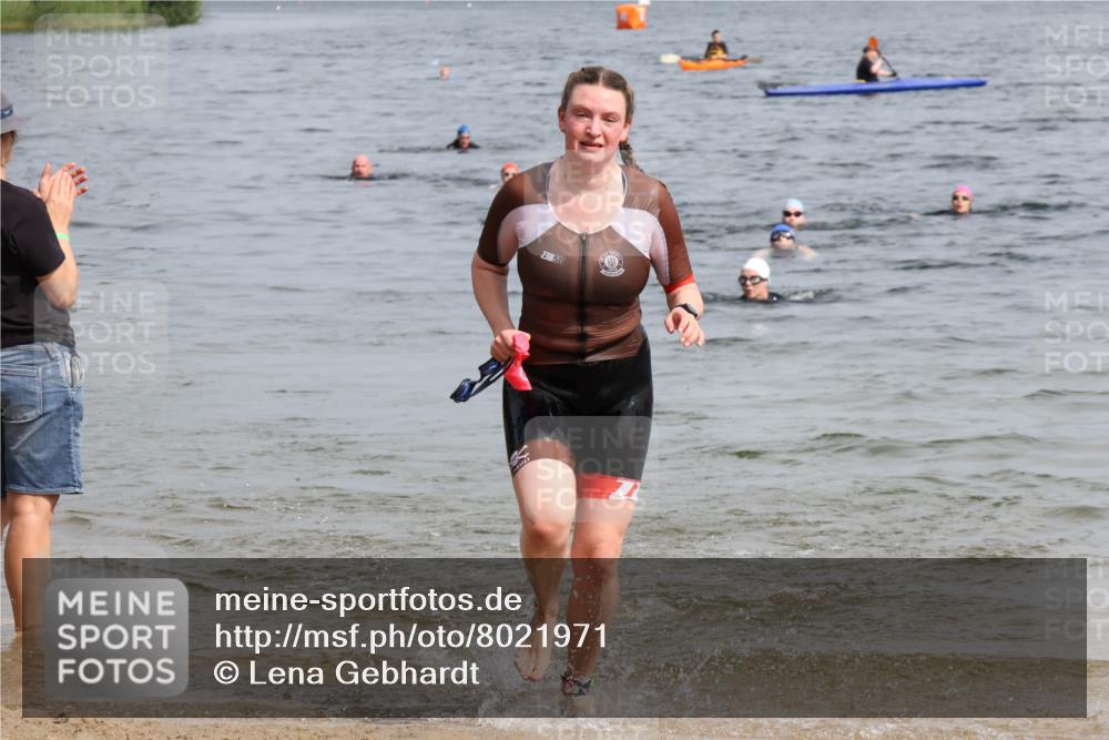 15.06.2025 - 27. Vierlanden-Triathlon Lena Gebhardt http://msf.ph/oto/8021971 15.06.2025 10:19:16 Schwimmen 474, 478, 543, 558 meine-sportfotos.de