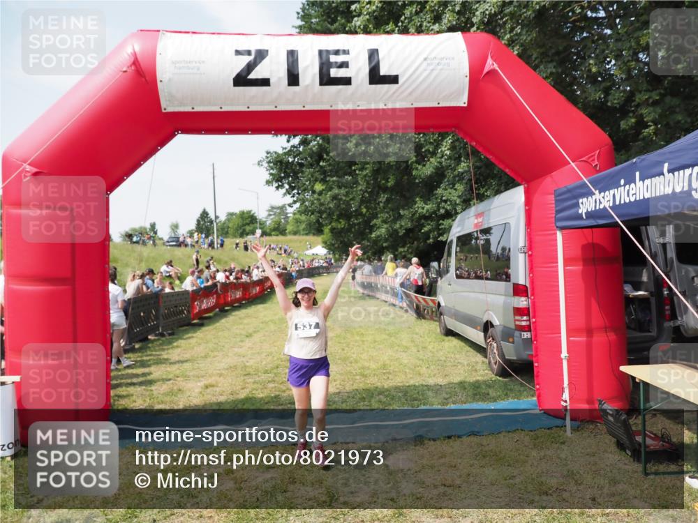 21.06.2025 - 27. Vierlanden-Triathlon MichiJ http://msf.ph/oto/8021973 15.06.2026 11:37:07 Ziel 537 meine-sportfotos.de