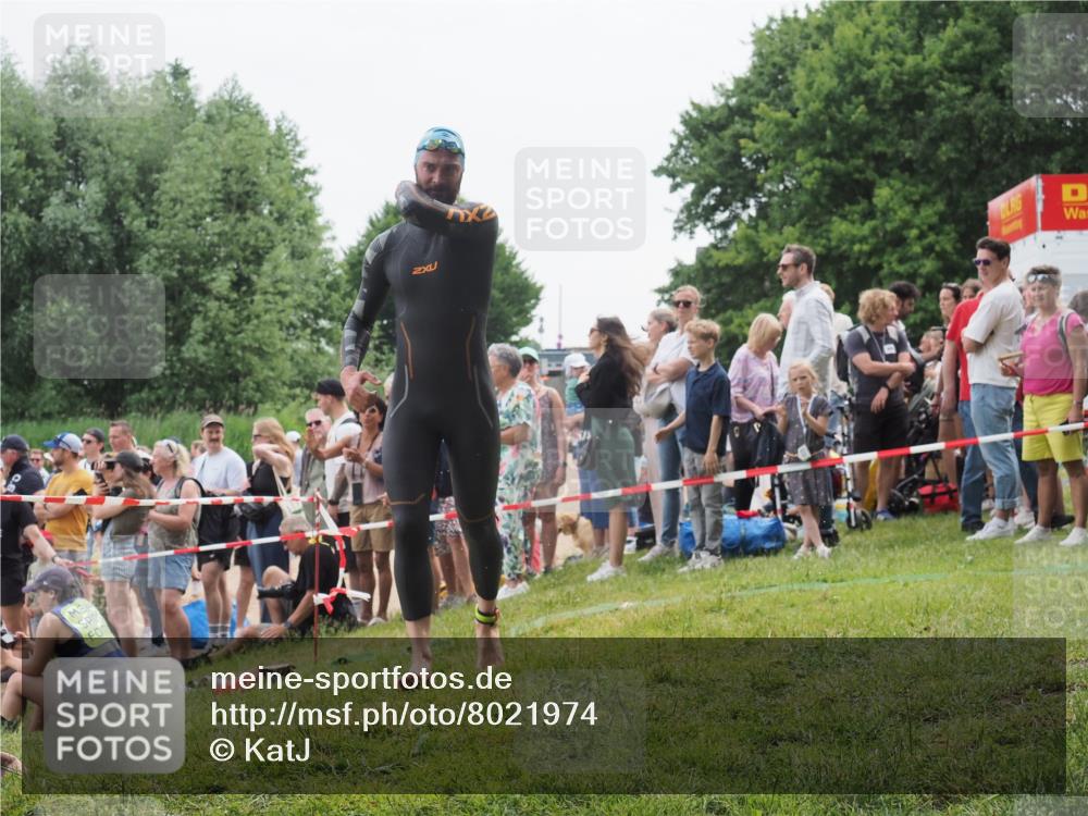 15.06.2025 - 27. Vierlanden-Triathlon KatJ http://msf.ph/oto/8021974 15.06.2025 10:54:03 Schwimmen 650, 757 meine-sportfotos.de