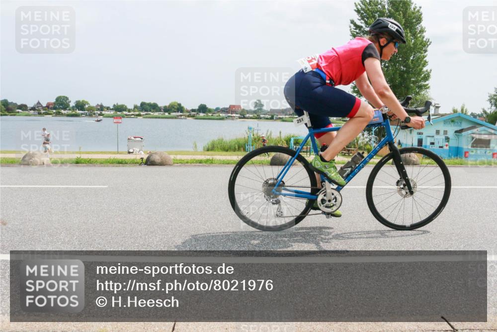 21.06.2025 - 27. Vierlanden-Triathlon H.Heesch http://msf.ph/oto/8021976 15.06.2025 12:05:43 Radfahren 251 meine-sportfotos.de