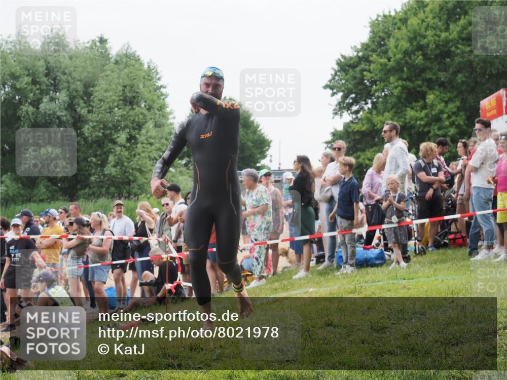 15.06.2025 - 27. Vierlanden-Triathlon KatJ http://msf.ph/oto/8021978 15.06.2025 10:54:03 Schwimmen 650, 757 meine-sportfotos.de