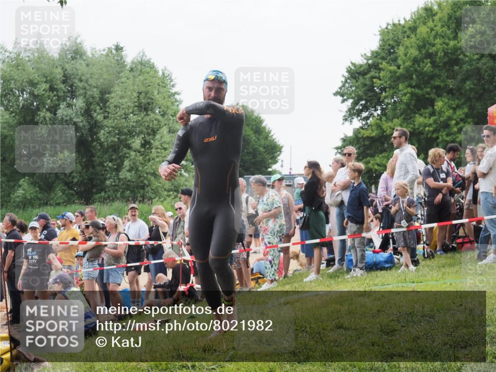 15.06.2025 - 27. Vierlanden-Triathlon KatJ http://msf.ph/oto/8021982 15.06.2025 10:54:03 Schwimmen 650, 757 meine-sportfotos.de