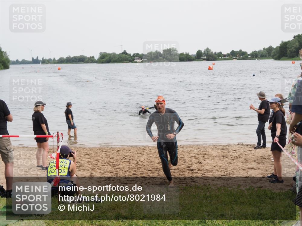 21.06.2025 - 27. Vierlanden-Triathlon MichiJ http://msf.ph/oto/8021984 15.06.2026 10:52:13 Schwimmen 652, 693 meine-sportfotos.de