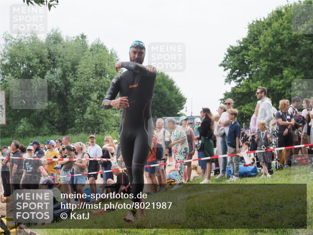15.06.2025 - 27. Vierlanden-Triathlon KatJ http://msf.ph/oto/8021987 15.06.2025 10:54:03 Schwimmen 650, 757 meine-sportfotos.de