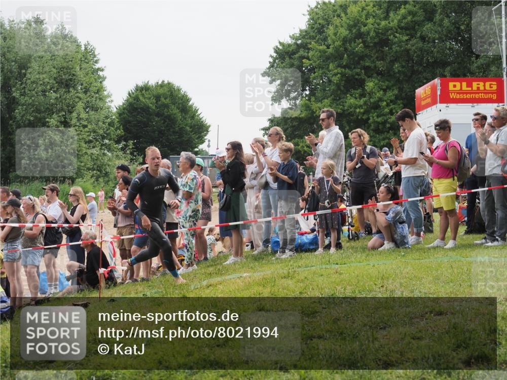 15.06.2025 - 27. Vierlanden-Triathlon KatJ http://msf.ph/oto/8021994 15.06.2025 10:54:37 Schwimmen 695, 715, 749 meine-sportfotos.de