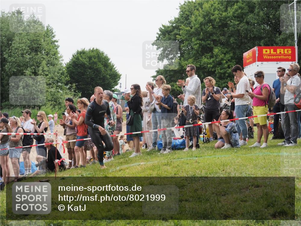 15.06.2025 - 27. Vierlanden-Triathlon KatJ http://msf.ph/oto/8021999 15.06.2025 10:54:37 Schwimmen 695, 715, 749 meine-sportfotos.de