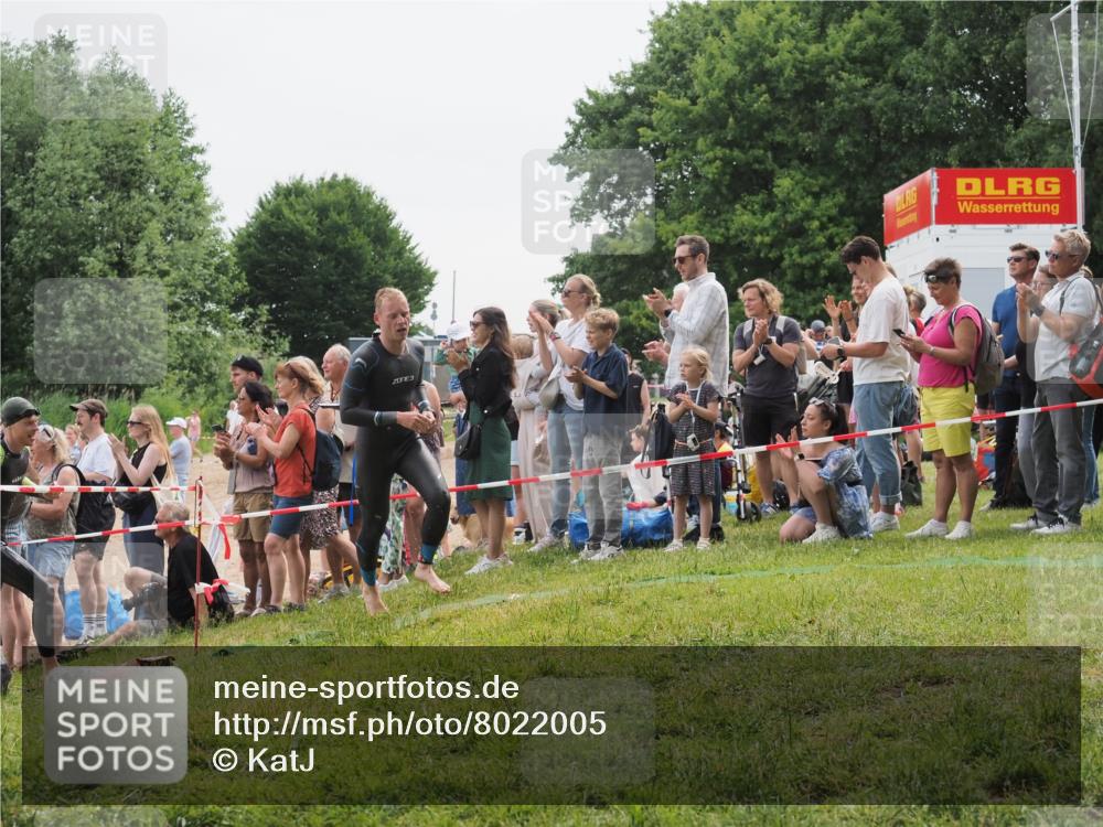 15.06.2025 - 27. Vierlanden-Triathlon KatJ http://msf.ph/oto/8022005 15.06.2025 10:54:37 Schwimmen 695, 715, 749 meine-sportfotos.de