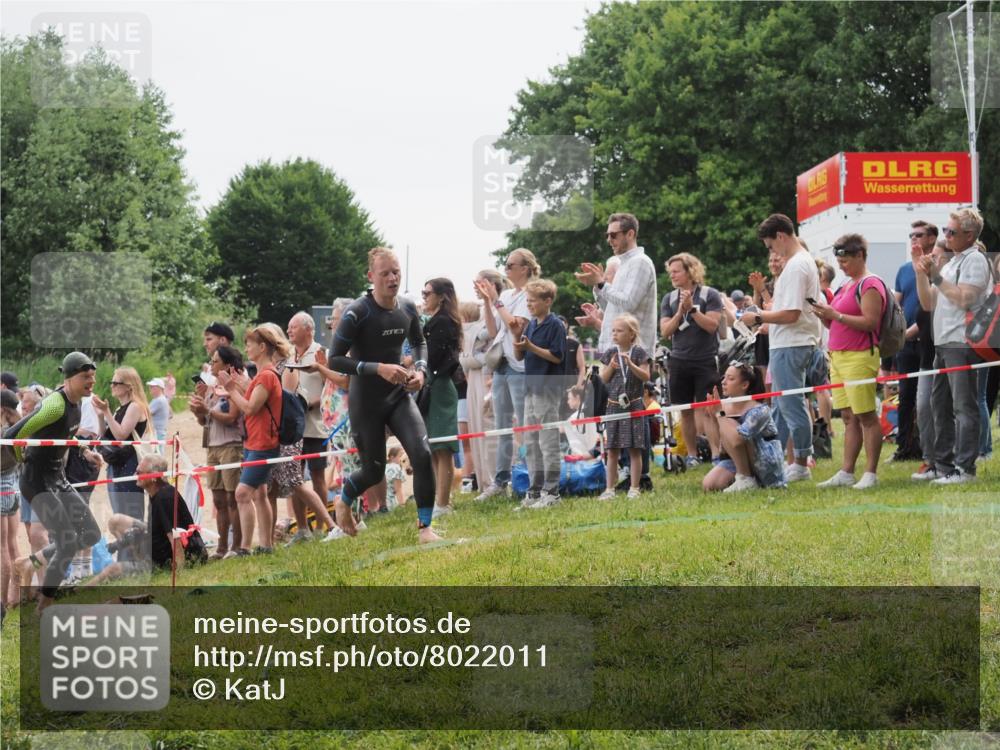15.06.2025 - 27. Vierlanden-Triathlon KatJ http://msf.ph/oto/8022011 15.06.2025 10:54:37 Schwimmen 695, 715, 749 meine-sportfotos.de