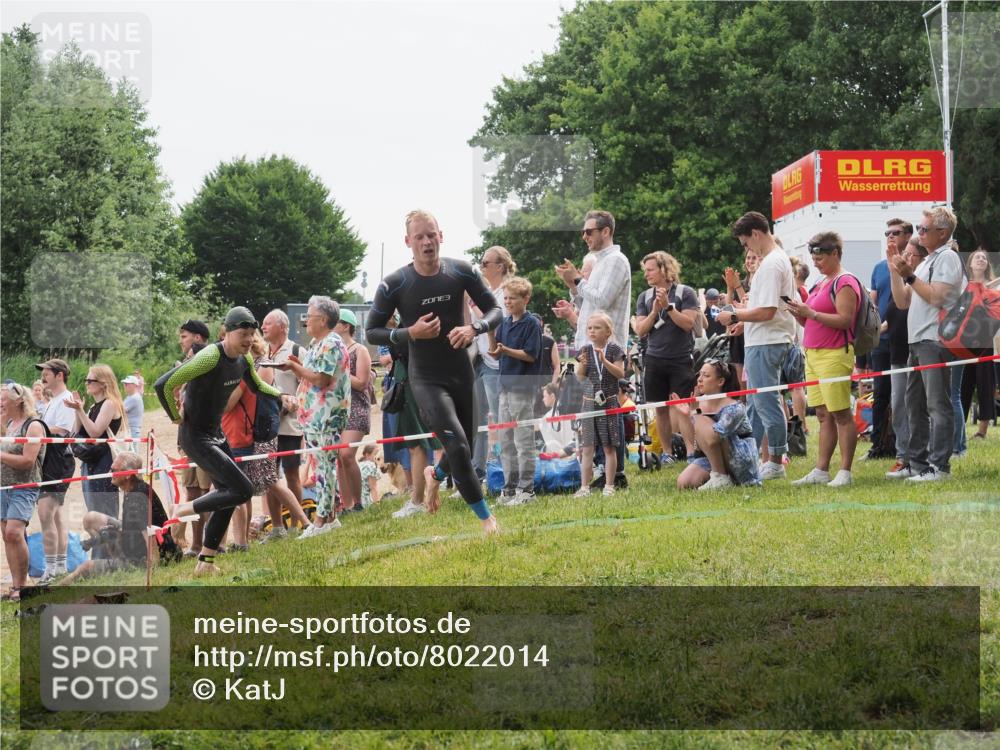 15.06.2025 - 27. Vierlanden-Triathlon KatJ http://msf.ph/oto/8022014 15.06.2025 10:54:37 Schwimmen 695, 715, 749 meine-sportfotos.de
