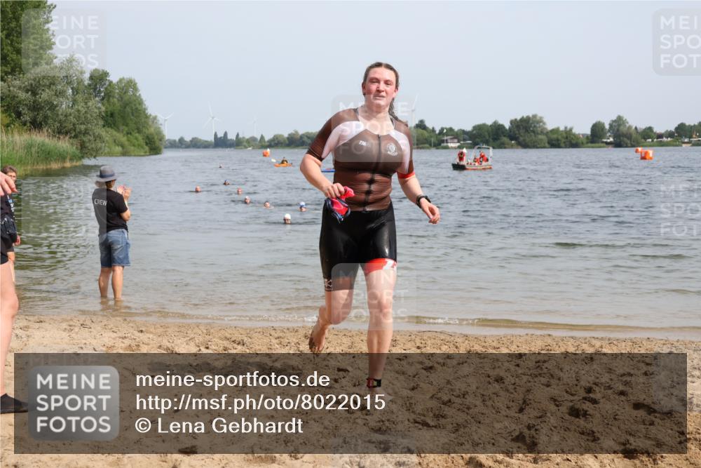 15.06.2025 - 27. Vierlanden-Triathlon Lena Gebhardt http://msf.ph/oto/8022015 15.06.2025 10:19:18 Schwimmen 474, 543, 558 meine-sportfotos.de