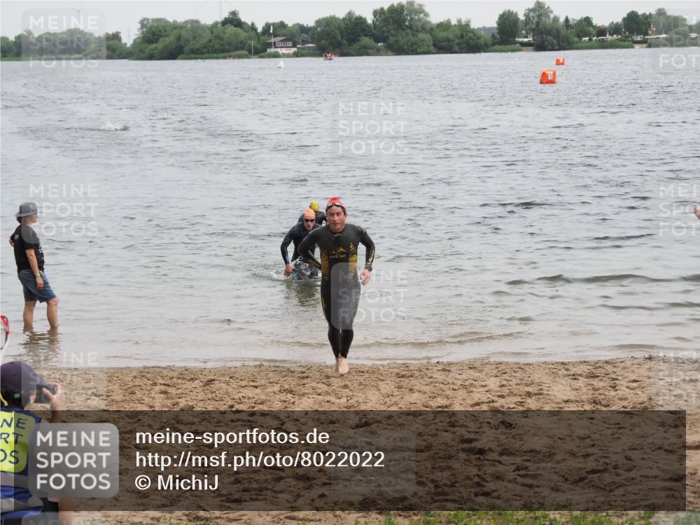 21.06.2025 - 27. Vierlanden-Triathlon MichiJ http://msf.ph/oto/8022022 15.06.2026 10:52:16 Schwimmen 652, 693, 759 meine-sportfotos.de