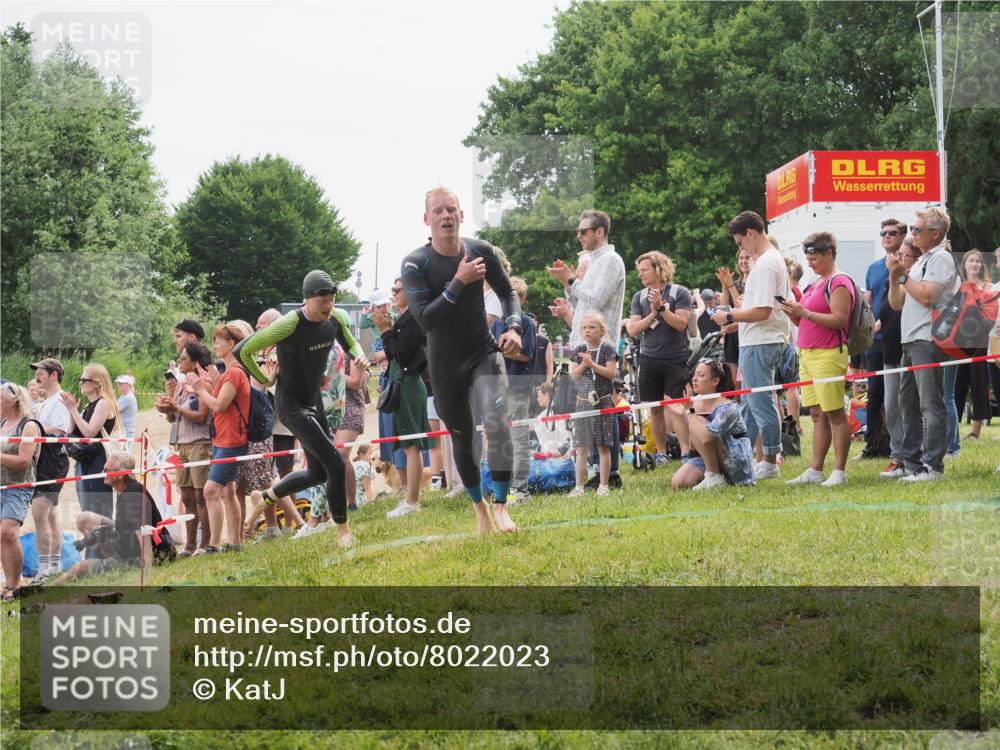 15.06.2025 - 27. Vierlanden-Triathlon KatJ http://msf.ph/oto/8022023 15.06.2025 10:54:38 Schwimmen 695, 715, 749 meine-sportfotos.de