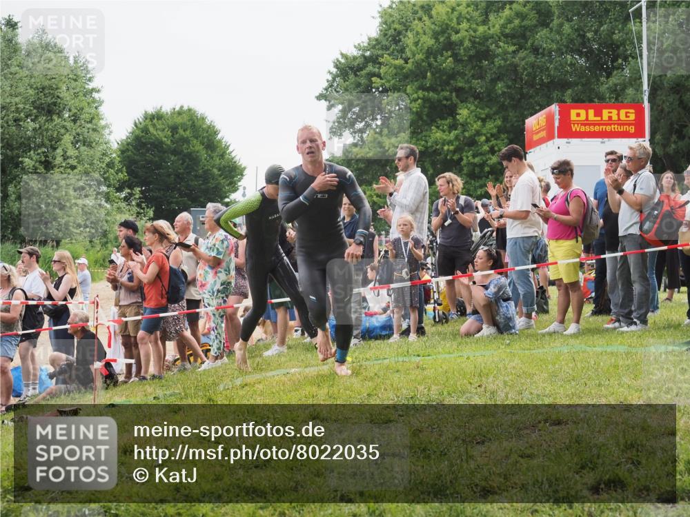 15.06.2025 - 27. Vierlanden-Triathlon KatJ http://msf.ph/oto/8022035 15.06.2025 10:54:38 Schwimmen 695, 715, 749 meine-sportfotos.de