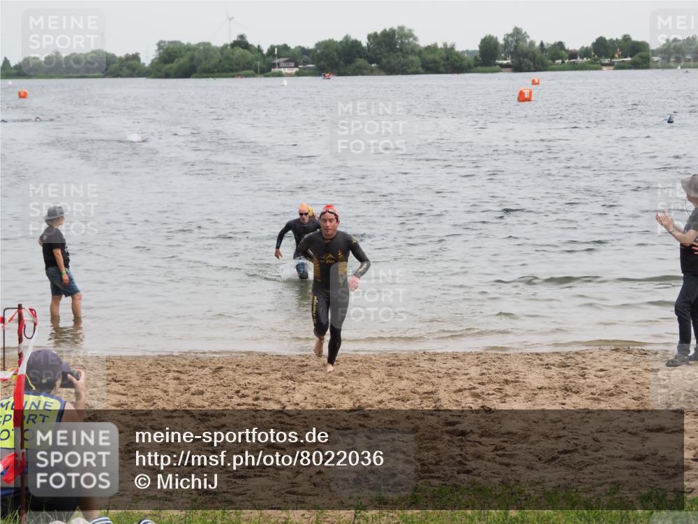 21.06.2025 - 27. Vierlanden-Triathlon MichiJ http://msf.ph/oto/8022036 15.06.2026 10:52:16 Schwimmen 652, 693, 759 meine-sportfotos.de