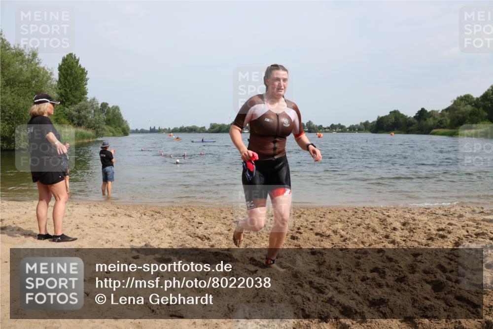 15.06.2025 - 27. Vierlanden-Triathlon Lena Gebhardt http://msf.ph/oto/8022038 15.06.2025 10:19:19 Schwimmen 474, 543, 558 meine-sportfotos.de