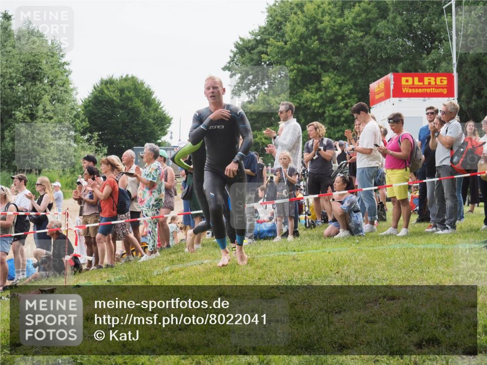15.06.2025 - 27. Vierlanden-Triathlon KatJ http://msf.ph/oto/8022041 15.06.2025 10:54:38 Schwimmen 695, 715, 749 meine-sportfotos.de