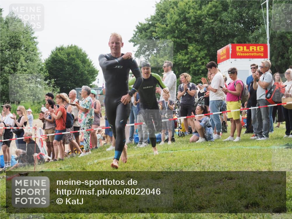 15.06.2025 - 27. Vierlanden-Triathlon KatJ http://msf.ph/oto/8022046 15.06.2025 10:54:39 Schwimmen 695, 715, 749 meine-sportfotos.de