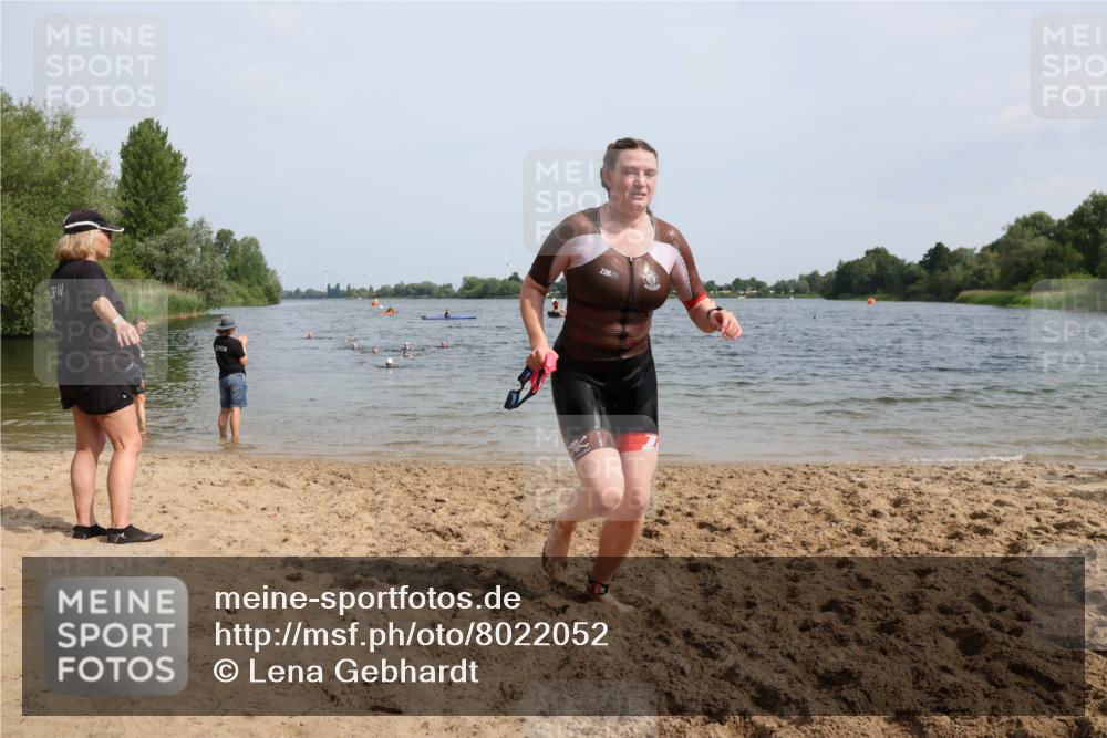15.06.2025 - 27. Vierlanden-Triathlon Lena Gebhardt http://msf.ph/oto/8022052 15.06.2025 10:19:19 Schwimmen 474, 543, 558 meine-sportfotos.de