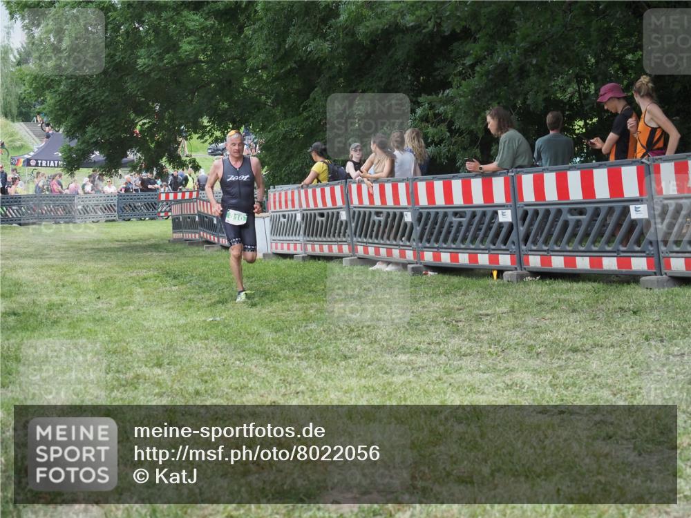 21.06.2025 - 27. Vierlanden-Triathlon KatJ http://msf.ph/oto/8022056 15.06.2025 13:21:20 Ziel 810 meine-sportfotos.de
