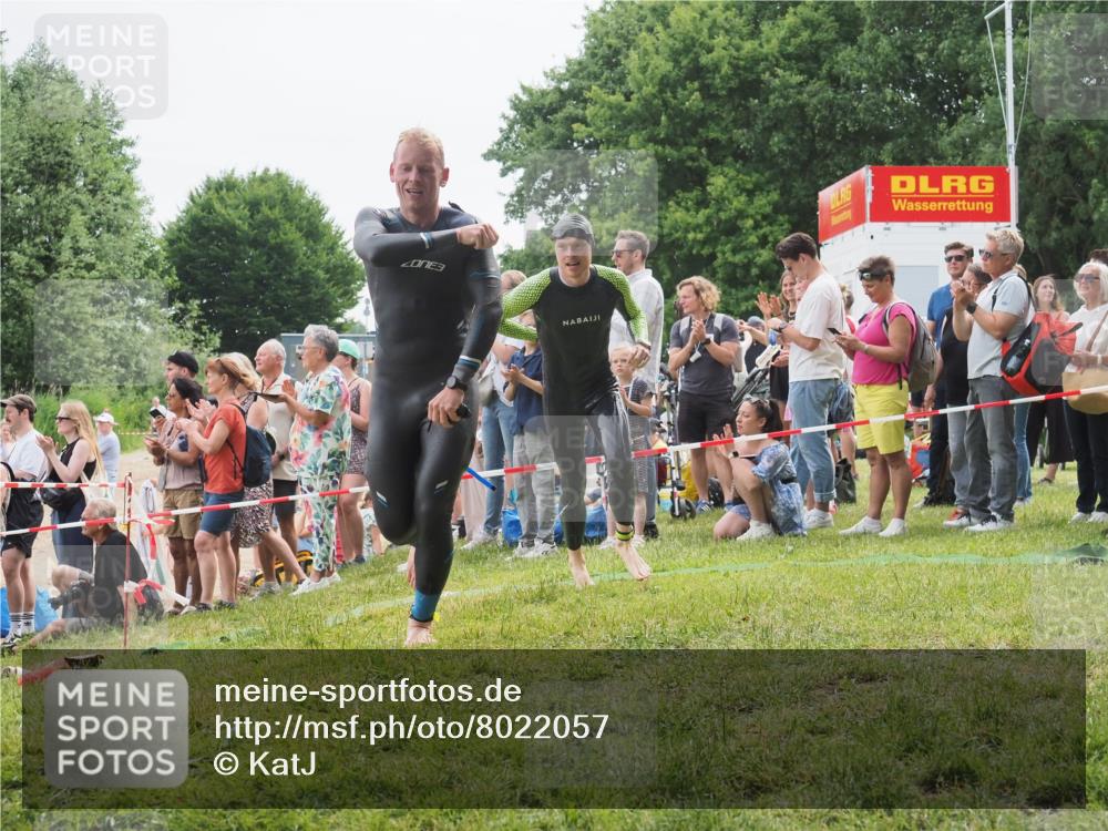 15.06.2025 - 27. Vierlanden-Triathlon KatJ http://msf.ph/oto/8022057 15.06.2025 10:54:39 Schwimmen 695, 715, 749 meine-sportfotos.de