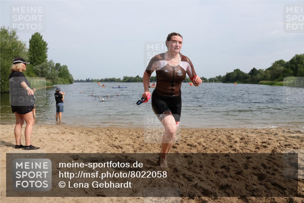 15.06.2025 - 27. Vierlanden-Triathlon Lena Gebhardt http://msf.ph/oto/8022058 15.06.2025 10:19:19 Schwimmen 474, 543, 558 meine-sportfotos.de