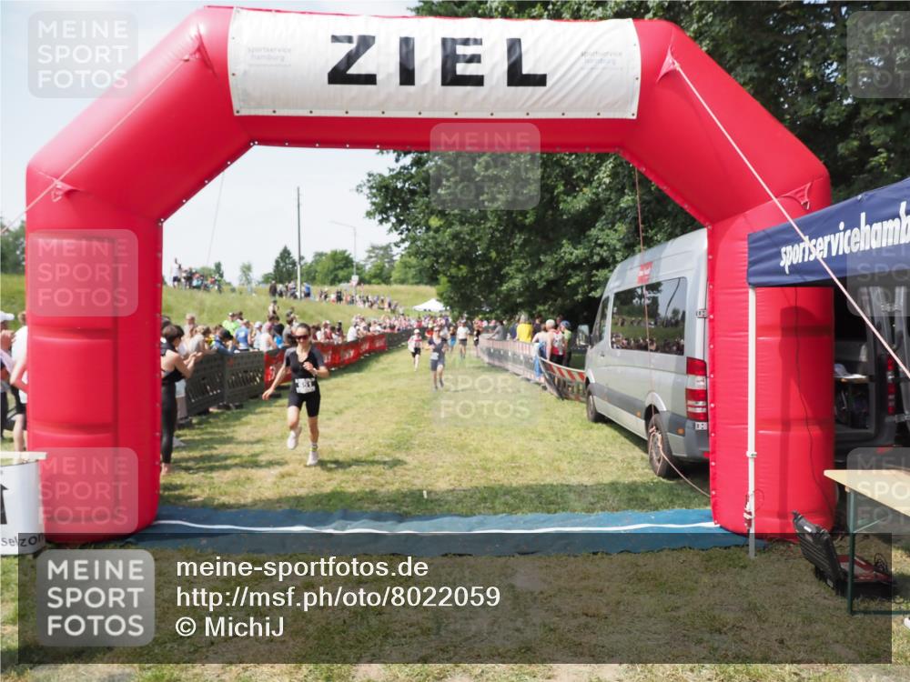 21.06.2025 - 27. Vierlanden-Triathlon MichiJ http://msf.ph/oto/8022059 15.06.2026 11:37:28 Ziel 586 meine-sportfotos.de