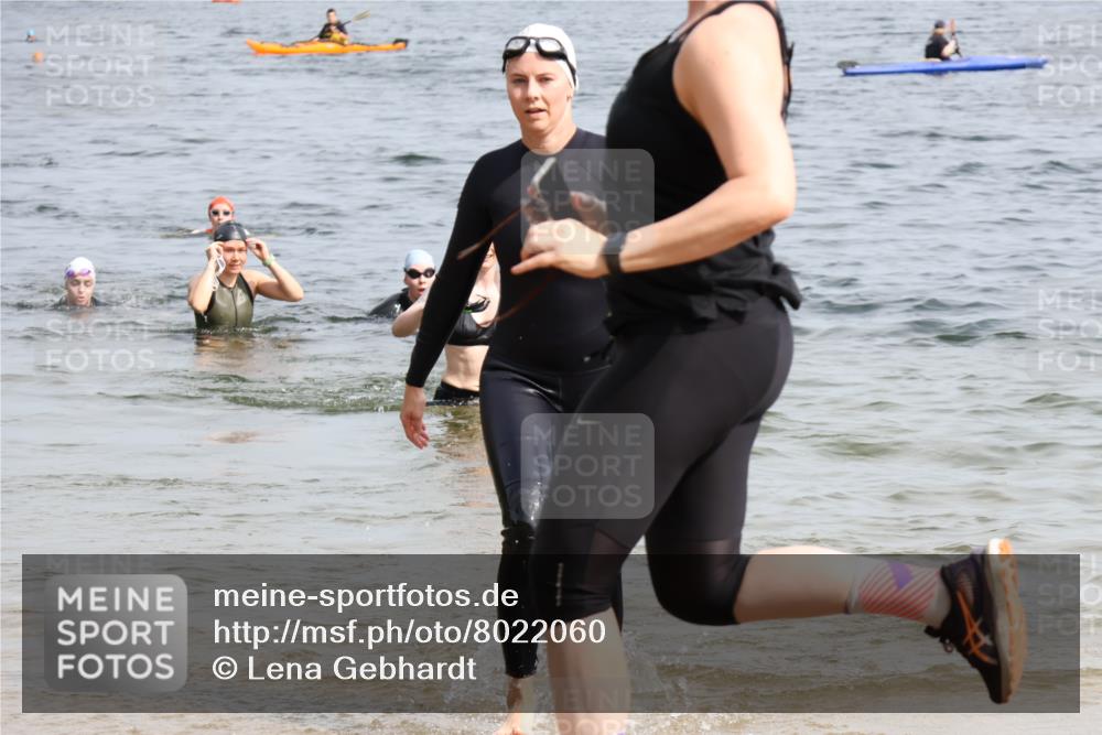 15.06.2025 - 27. Vierlanden-Triathlon Lena Gebhardt http://msf.ph/oto/8022060 15.06.2025 10:19:33 Schwimmen 603 meine-sportfotos.de