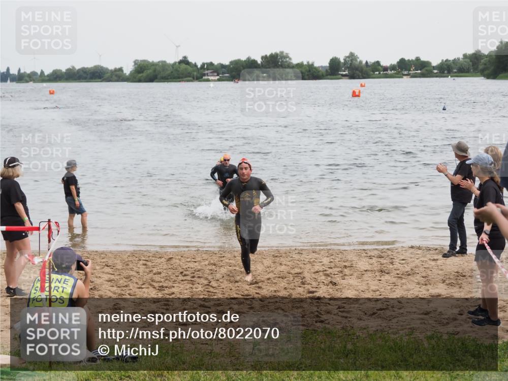 21.06.2025 - 27. Vierlanden-Triathlon MichiJ http://msf.ph/oto/8022070 15.06.2026 10:52:17 Schwimmen 652, 693, 759 meine-sportfotos.de