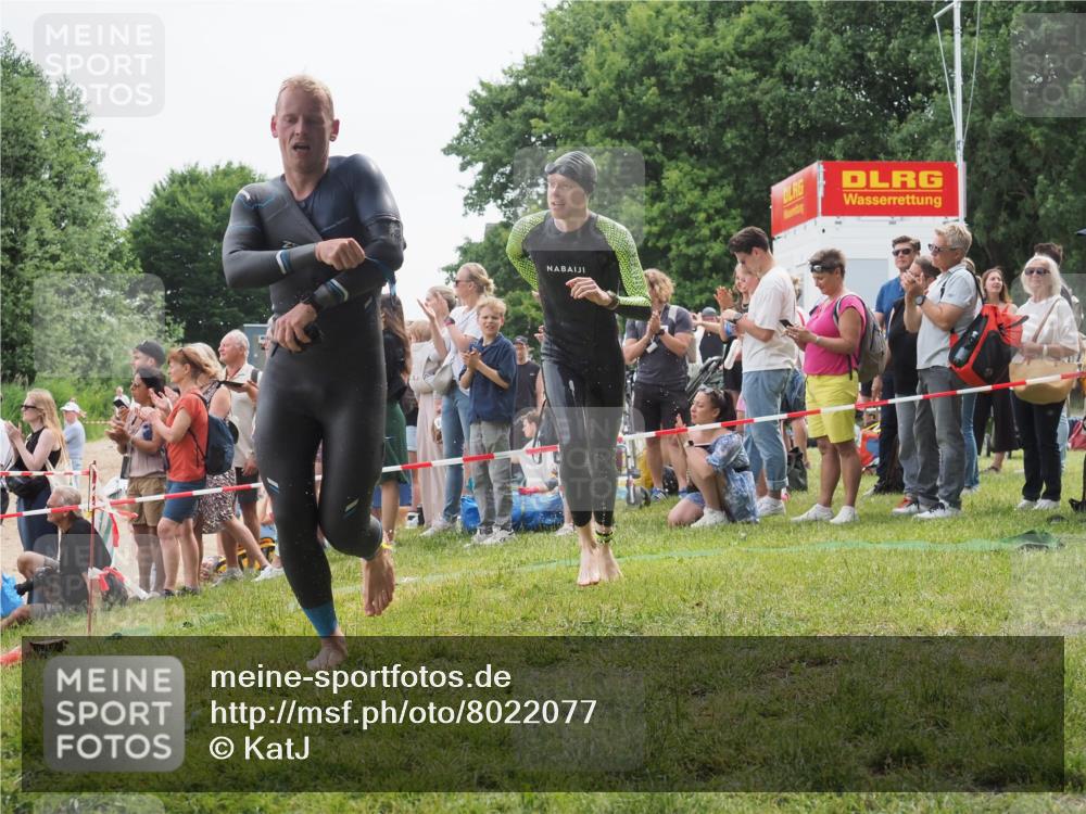 15.06.2025 - 27. Vierlanden-Triathlon KatJ http://msf.ph/oto/8022077 15.06.2025 10:54:39 Schwimmen 695, 715, 749 meine-sportfotos.de