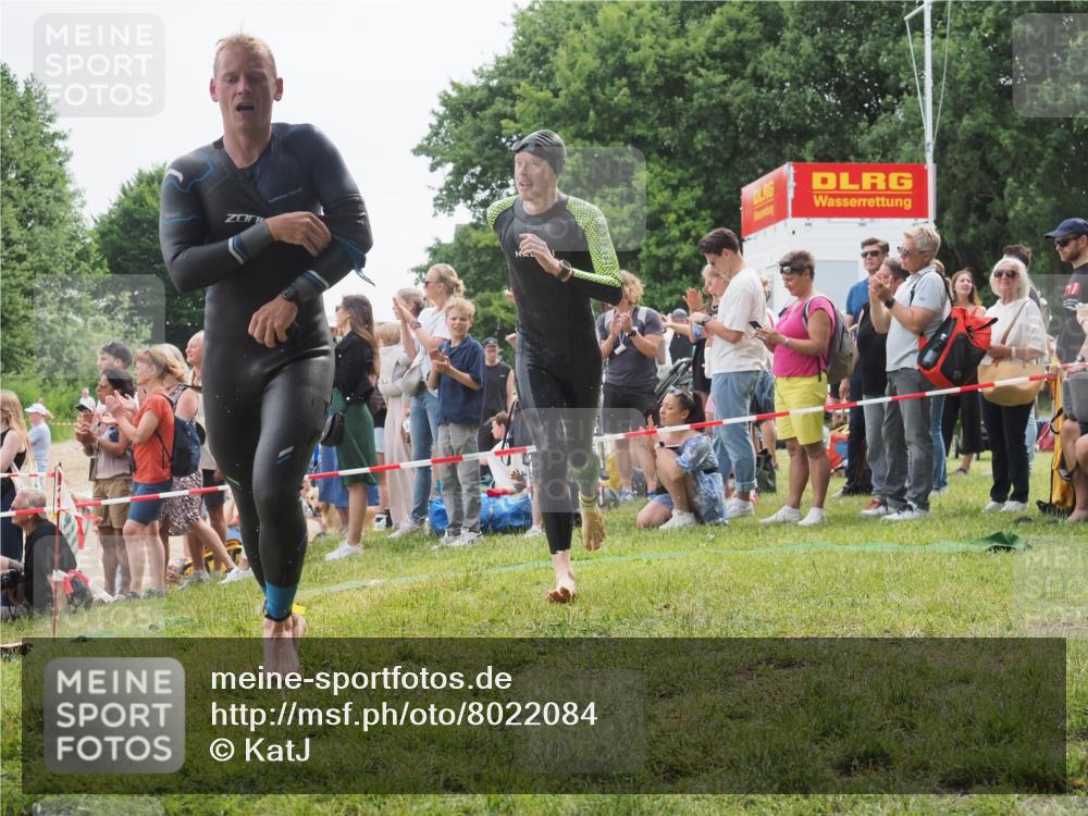 15.06.2025 - 27. Vierlanden-Triathlon KatJ http://msf.ph/oto/8022084 15.06.2025 10:54:39 Schwimmen 695, 715, 749 meine-sportfotos.de